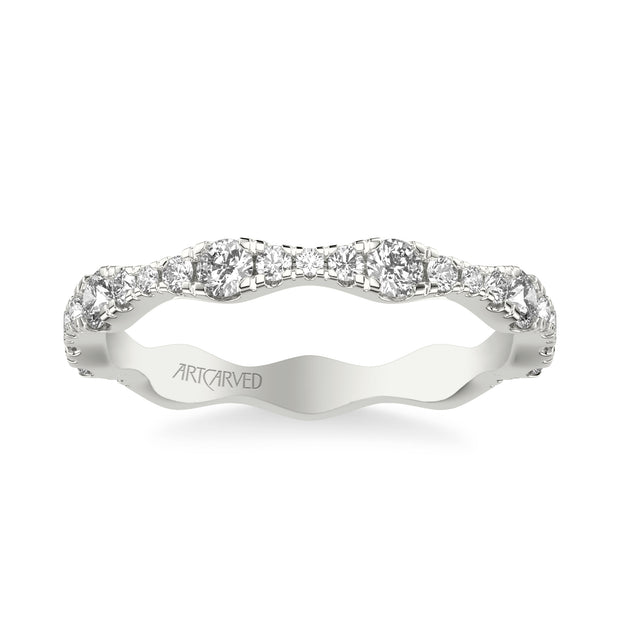 Classic Wedding Band with Graduated Diamond sizes and scalloping design