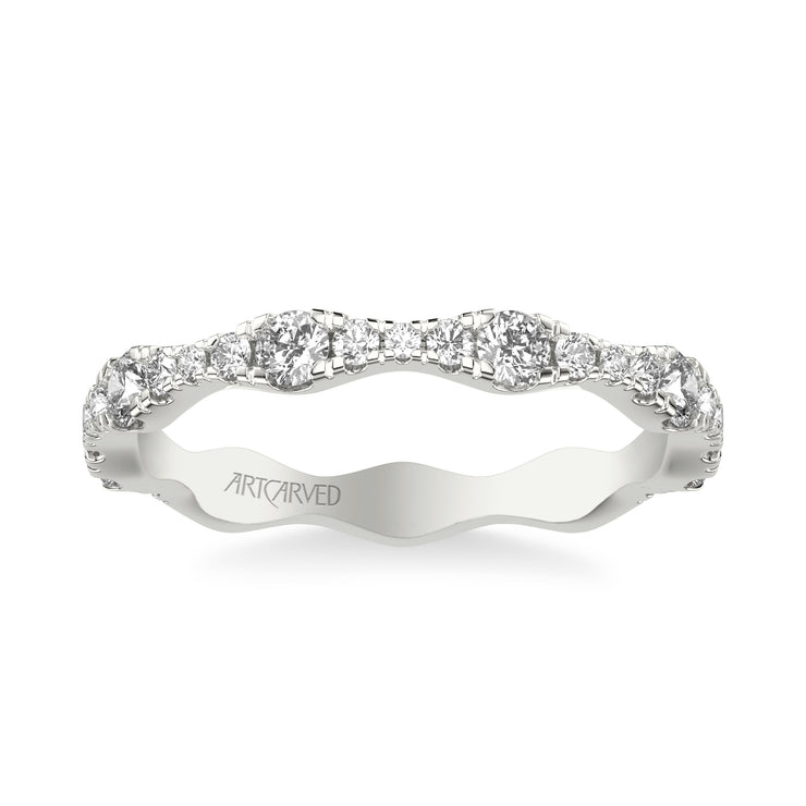 Classic Wedding Band with Graduated Diamond sizes and scalloping design